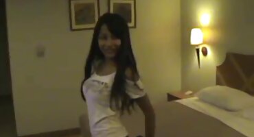 xem phim sex gái miền tây Coquette trải sex vung trom dài trên vòi nước và được kiêm.